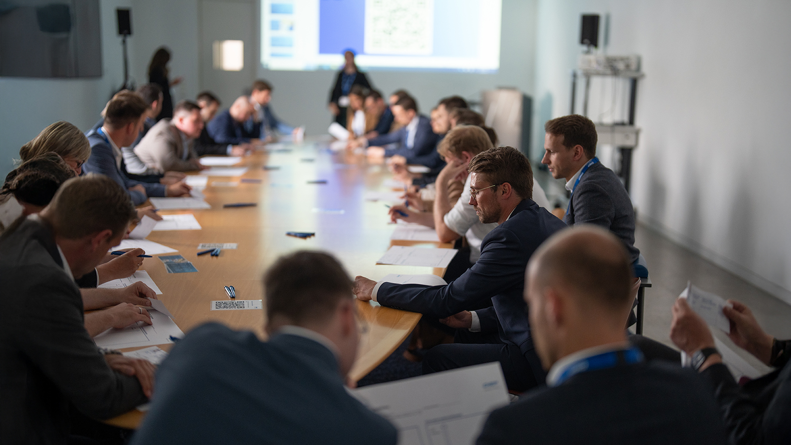 Teilnehmende eines Workshops beim CHEP Supplier Day im intensiven Austausch an einem Konferenztisch