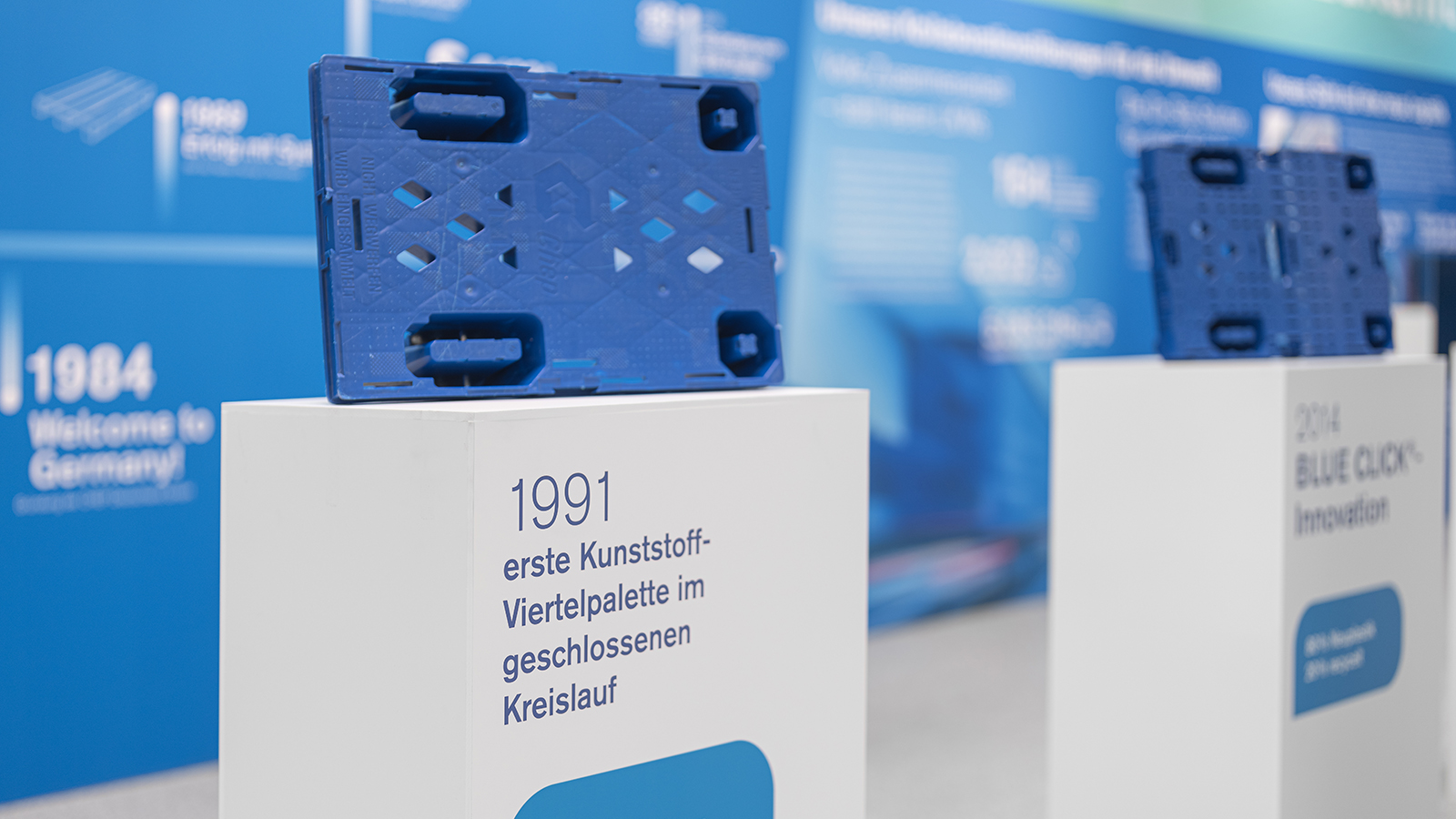 Ausstellungsstück der ersten CHEP Kunststoff-Viertelpalette im geschlossenen Kreislauf, präsentiert auf einem Sockel