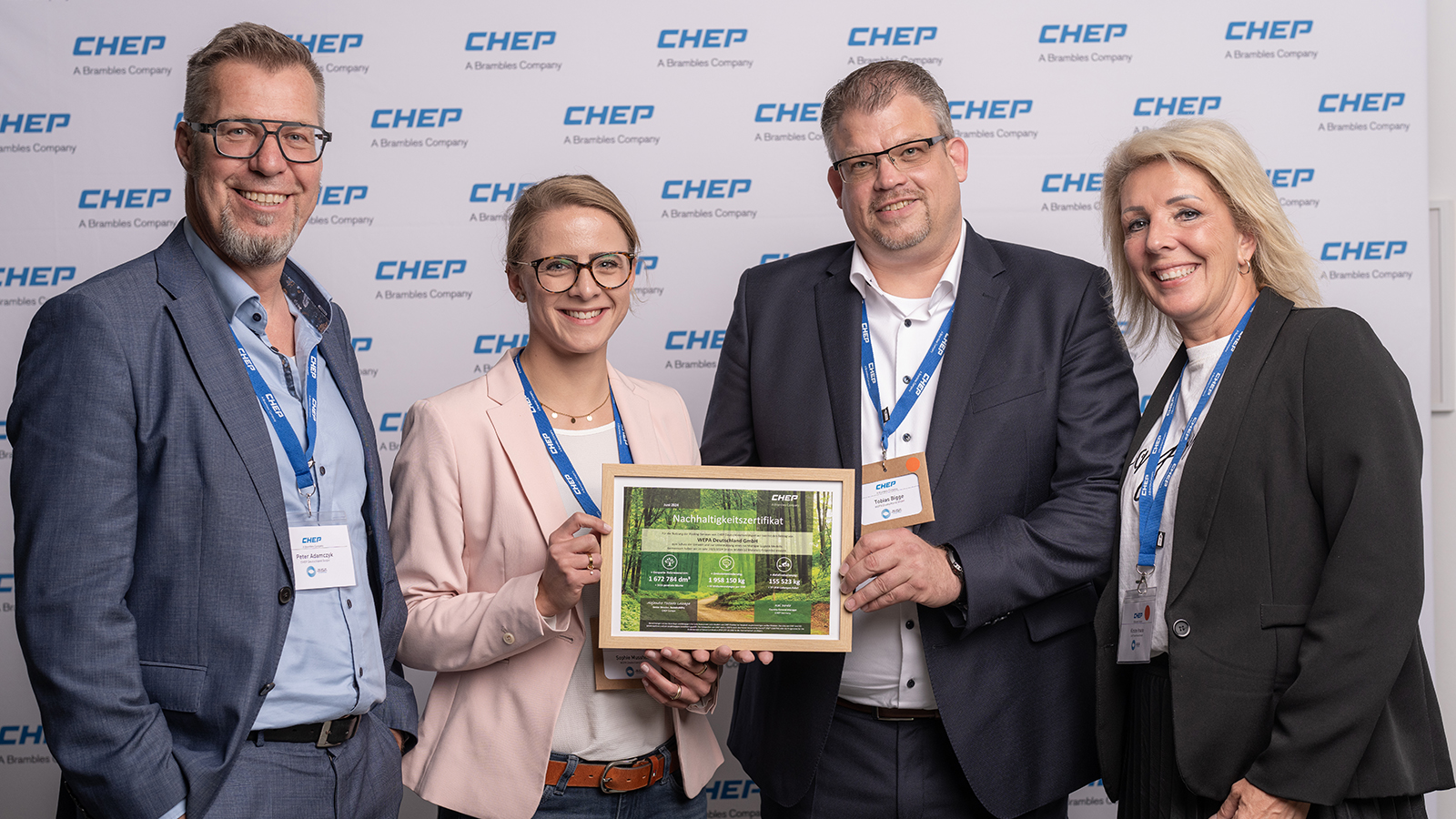 Vertreter:innen von CHEP Deutschland mit Nachhaltigkeitszertifikat beim Supplier Day