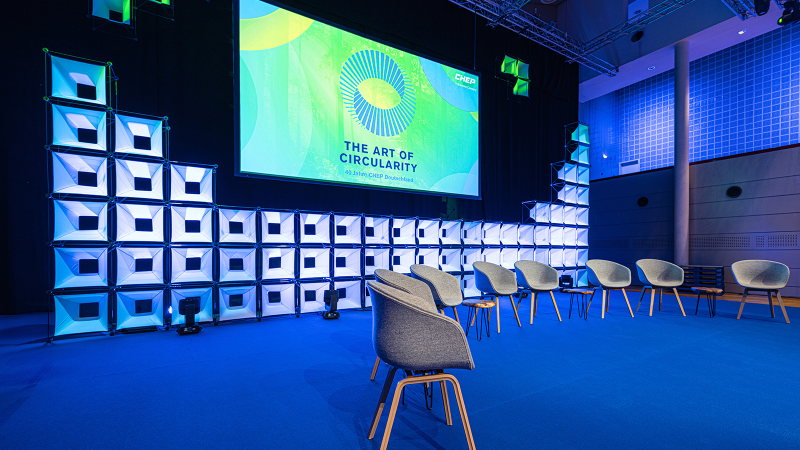 Designbühne mit modularer Rückwand und Branding „The Art of Circularity – 40 Jahre CHEP Deutschland“