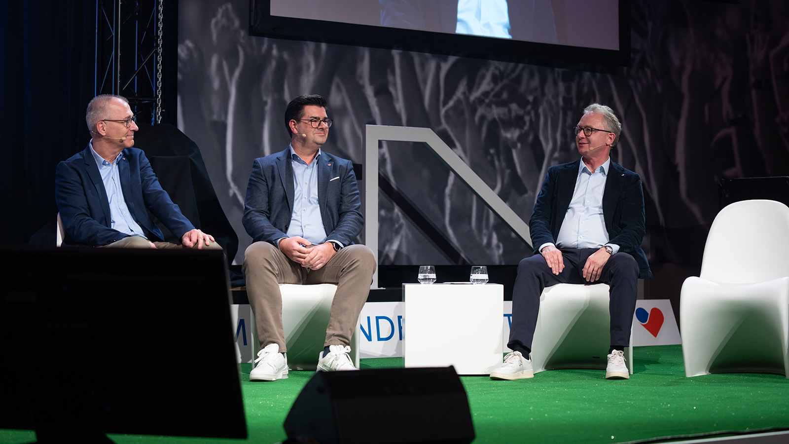 Drei Speaker im Gespräch während einer Podiumsdiskussion auf dem Zukunftstag