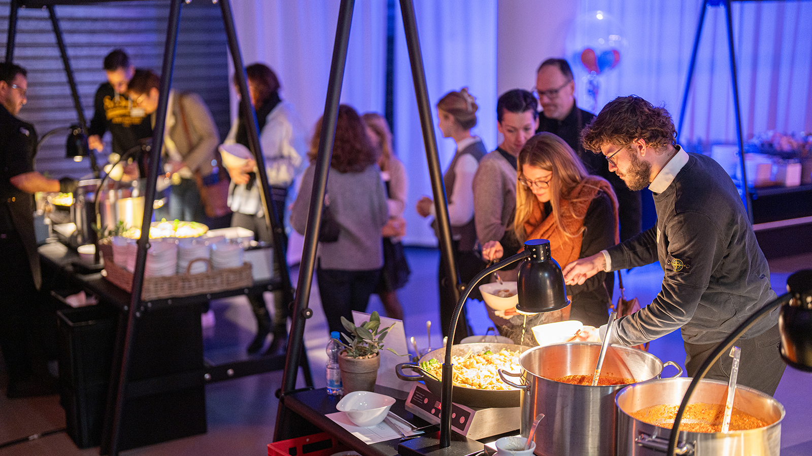 Teilnehmende bedienen sich am Buffet beim Networking-Dinner